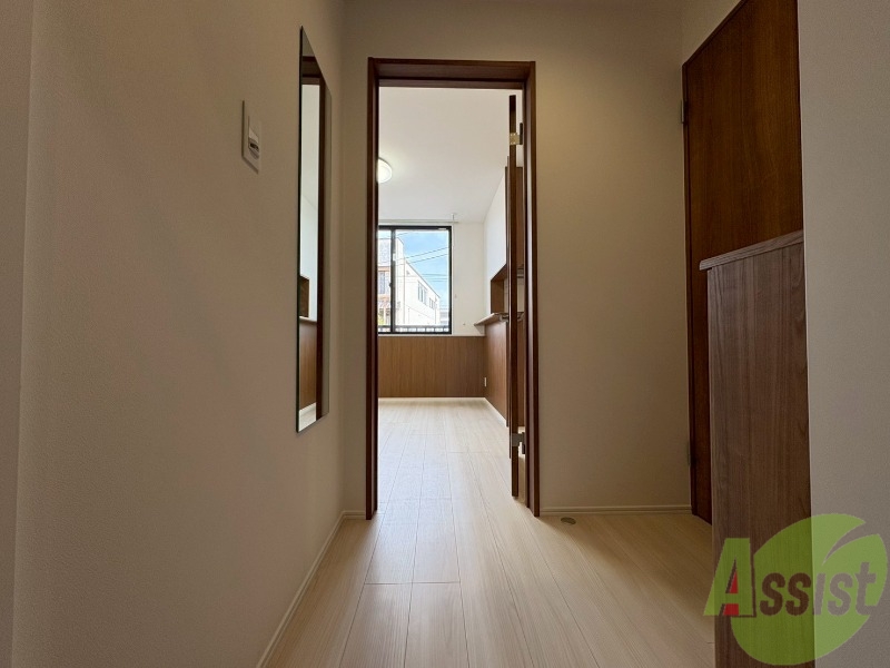 玄関　こちらは玄関になります。照明設備もございます。