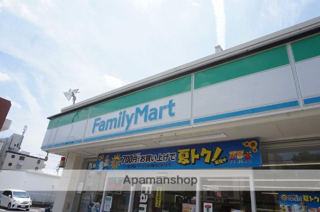 コンビニ　ファミリーマート（コンビニ）まで215m