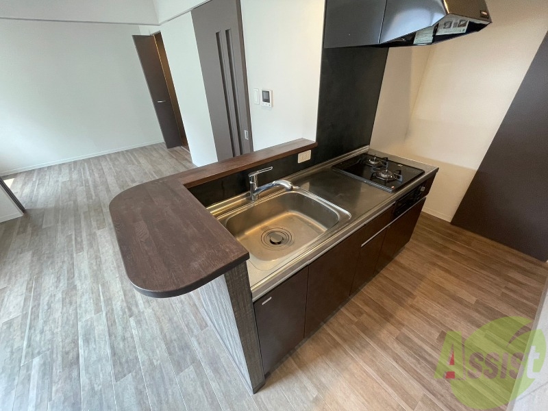 キッチン　ガスキッチンです。２口コンロ、グリルが設置されています。