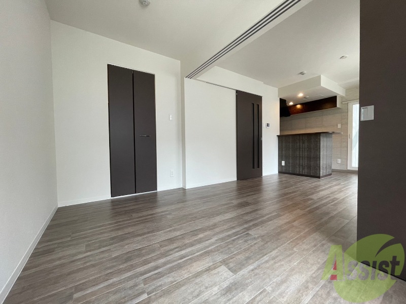 その他部屋・スペース　戸を閉めるとリビングと区切られた寝室にすることができますよ。