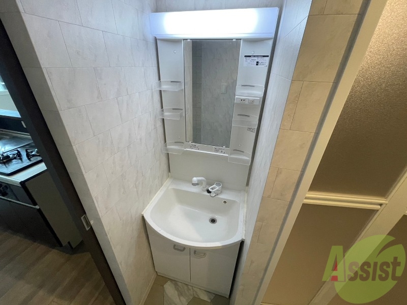 洗面設備　独立洗面台です。大きくてよいですね。シャンプーもできます。