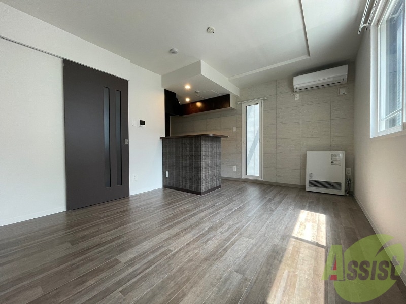 居室・リビング　リビングです。白を基調としていてお部屋全体が明るいですね！