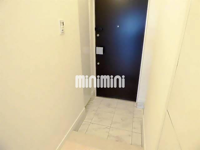 玄関　下駄箱付き玄関。