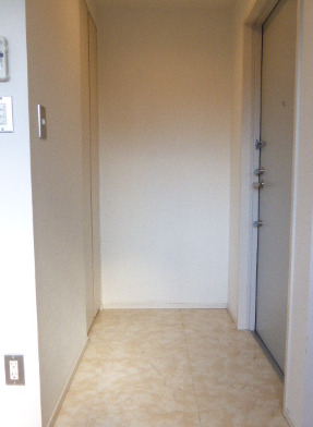 玄関　※別部屋の参考写真です。