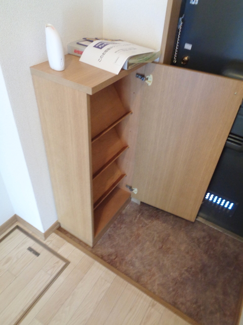 玄関　玄関にはシューズボックスあり