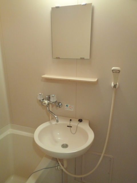 洗面設備　洗面台はバスルーム内にあります