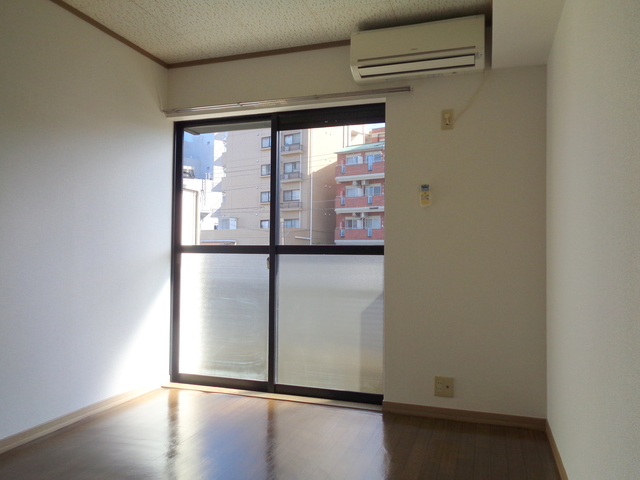 居室・リビング　日当りの良い洋室６帖