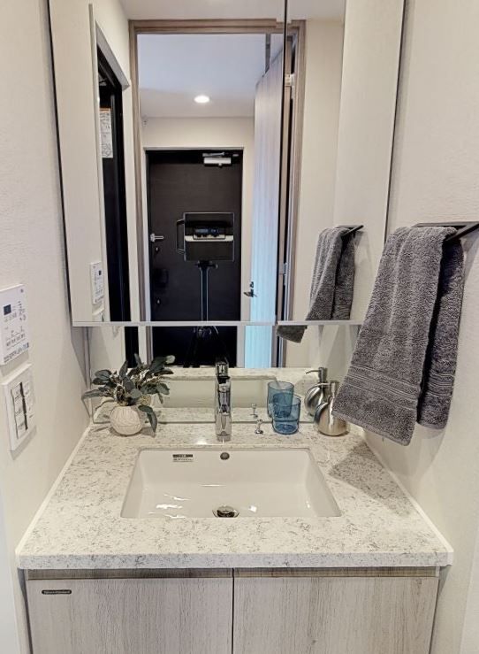 洗面設備　写真は同マンションの別の部屋の場合があります