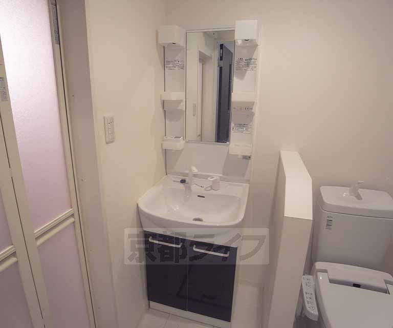 洗面設備　独立洗面台付きです。