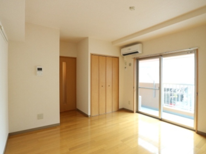 居室・リビング　こちらのリビングで趣味の時間をお楽しみください