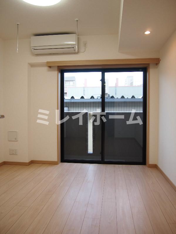 居室・リビング　同建物内、別のお部屋の参考写真になります。