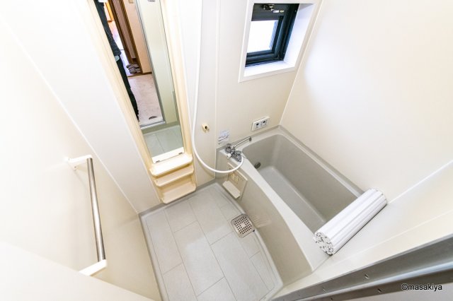 バス・シャワールーム　お風呂　窓付きです。