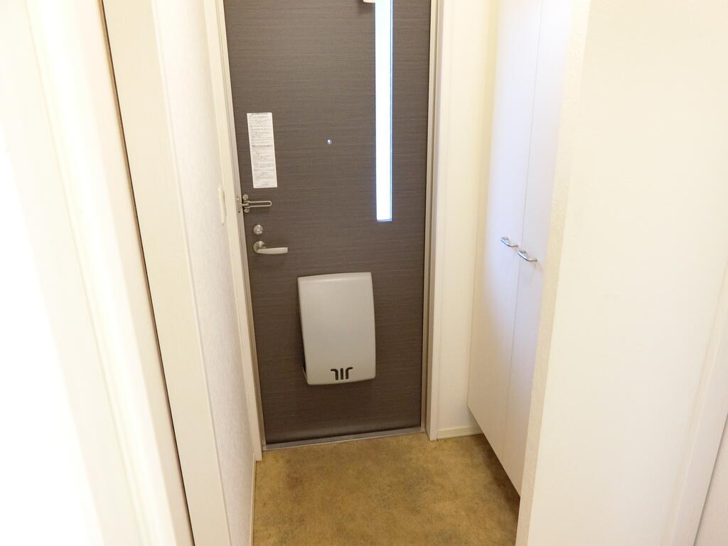 玄関　清掃前の写真を使用しております。