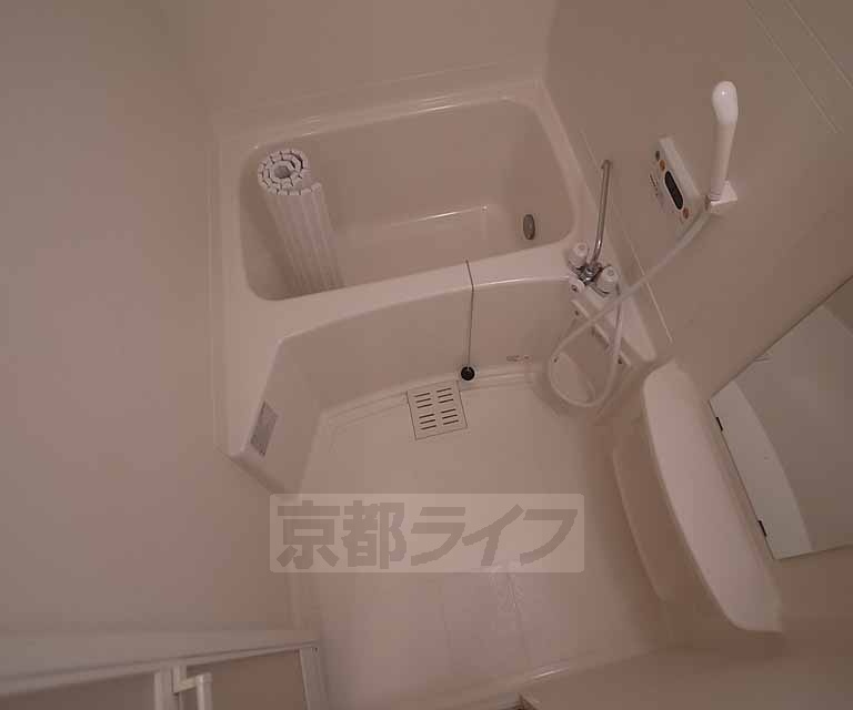 バス・シャワールーム　広々としたバスルームです。