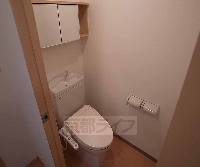 トイレ　収納スペースのあるトイレです。