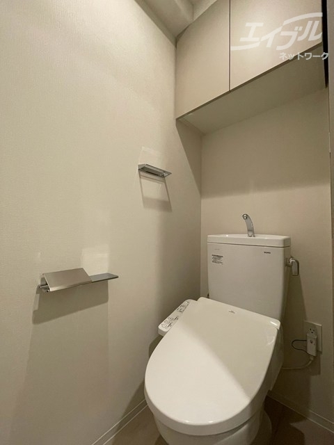 トイレ　洗浄付きトイレで棚付きです。