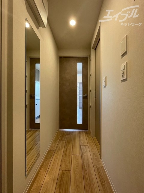 玄関　玄関に全身鏡があります。