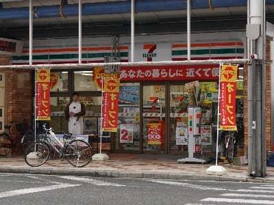 コンビニ　セブンイレブン（コンビニ）まで616m
