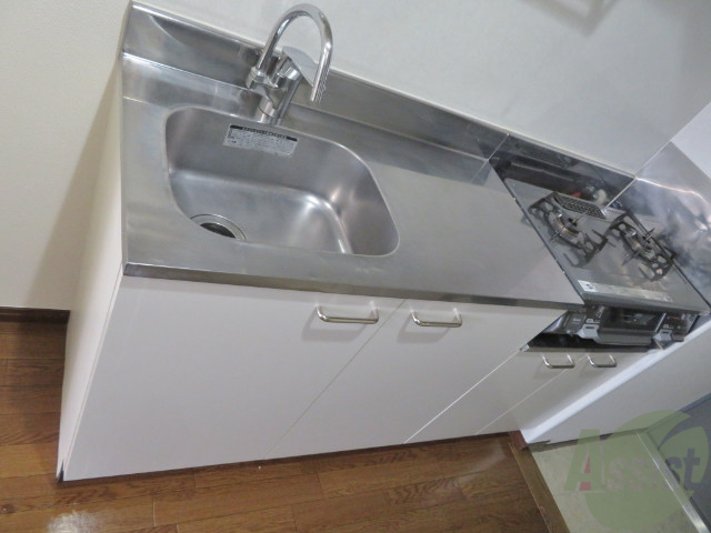 キッチン　一人暮らしには十分な大きさのキッチンですね。