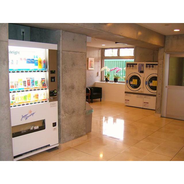 その他共有部分　マンション内に充実の自動販売機、雨の日でも乾かせる大型乾燥機