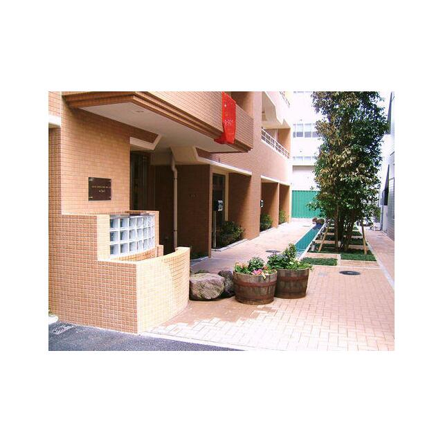 その他　エントランス玄関前　川が流れており高級感が漂う造り（その他）まで1m