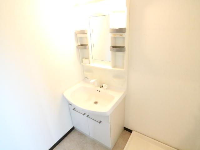 洗面設備　明るい洗面所です