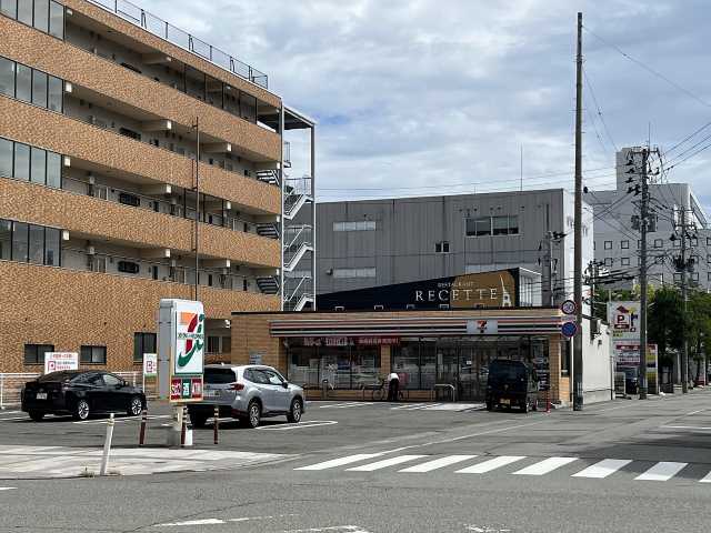 コンビニ　セブンイレブン（コンビニ）まで266m