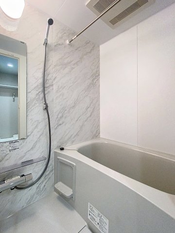 バス・シャワールーム　落ち着いた空間のお風呂です