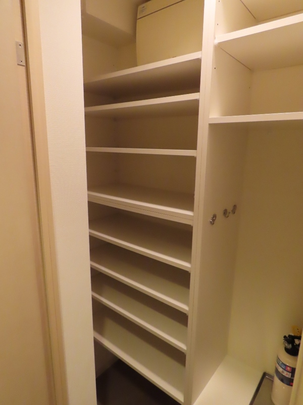 玄関　写真は同タイプ住居です。