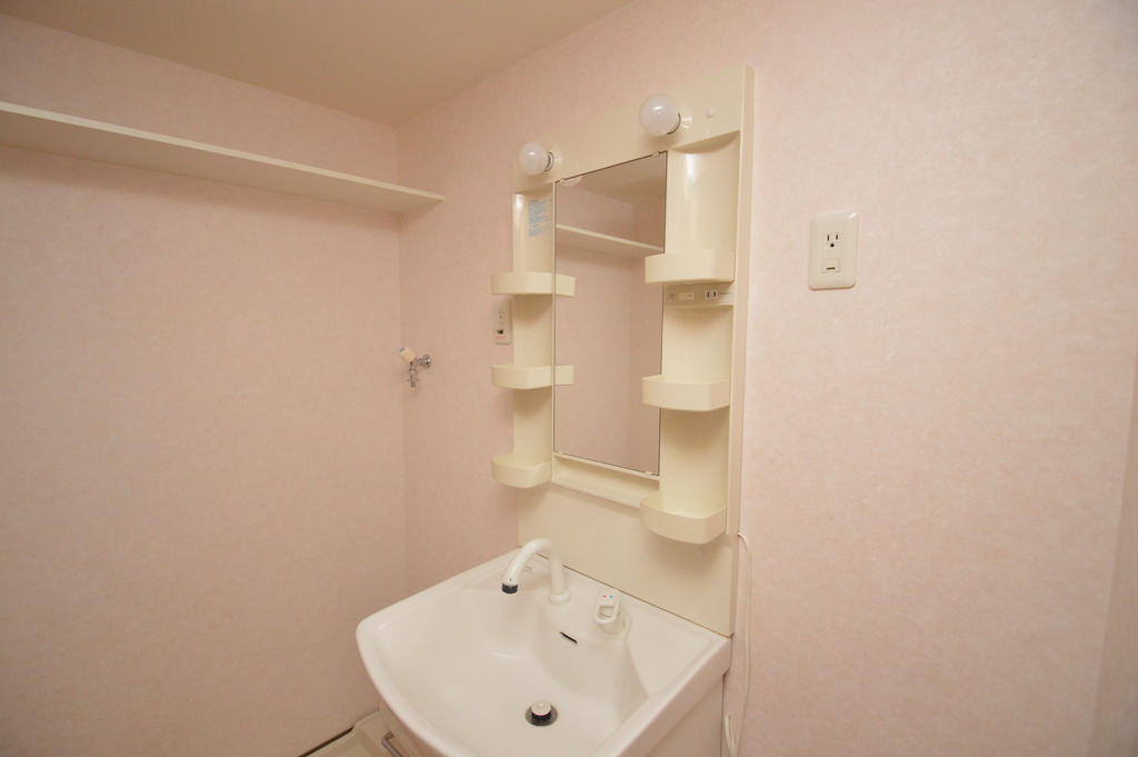 洗面設備　（参考）他室の写真を使用しています。現況優先となります。