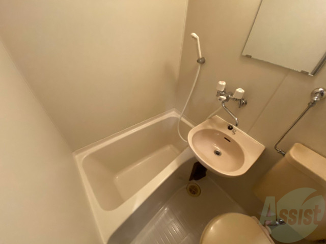 バス・シャワールーム　こちらはお風呂。一日の疲れをここで癒してください。