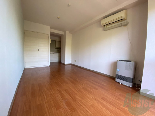 居室・リビング　１０帖の洋室。引き戸を開けると解放感があります。