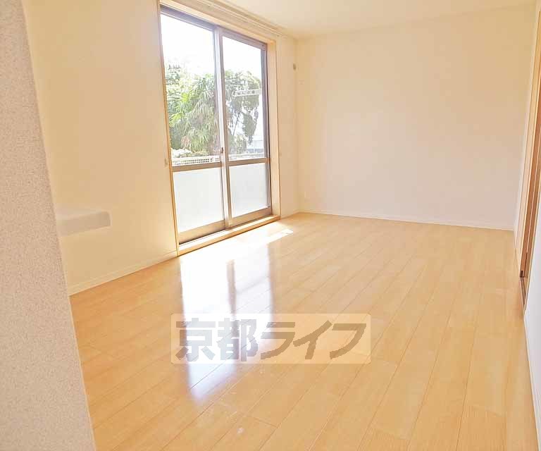 居室・リビング　日差しが入る明るいお部屋です。