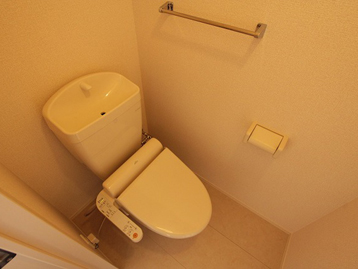 トイレ　温水シャワー付きトイレです