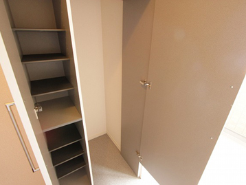 玄関　トールタイプのシューズボックス、フリースペース付きの収納です
