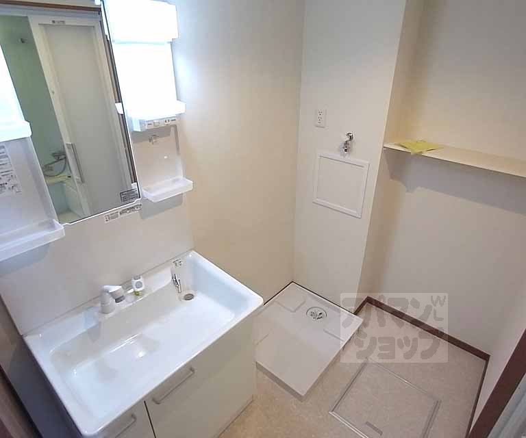 洗面設備　シャンプードレッサー・洗濯機置場・棚付き