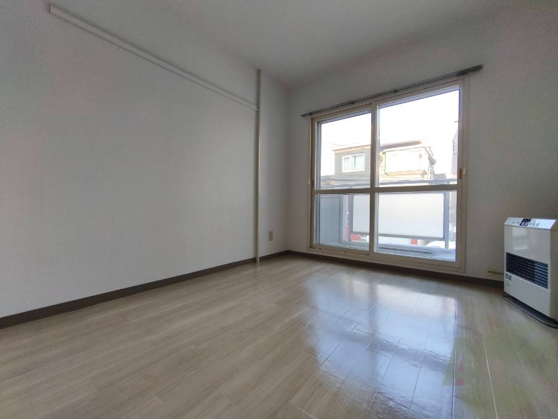 居室・リビング　木目のフローリングは落ち着きのある印象のお部屋になりますね。