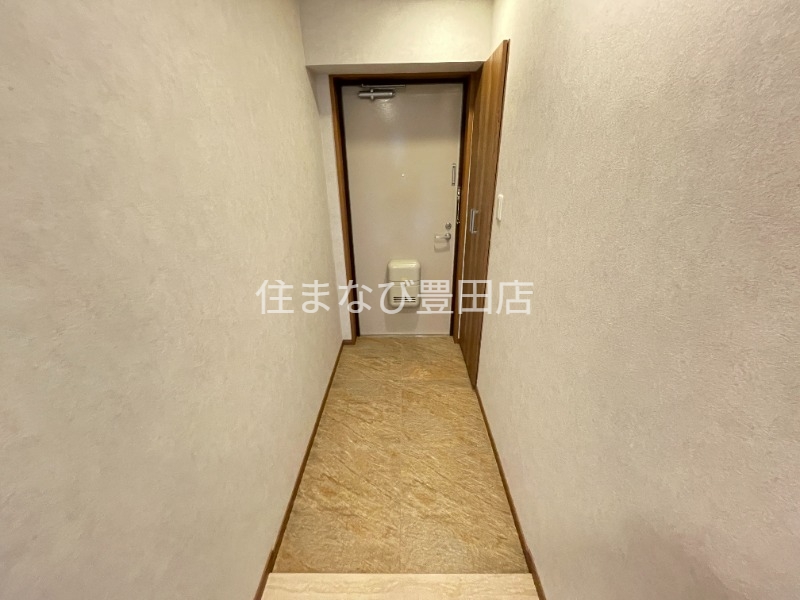 玄関　同型別部屋写真（反転）