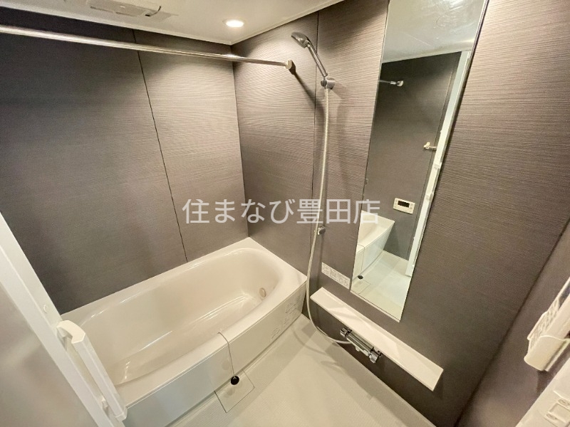 バス・シャワールーム　同型別部屋写真（反転）