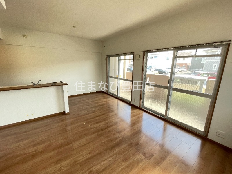 居室・リビング　同型別部屋写真（反転）