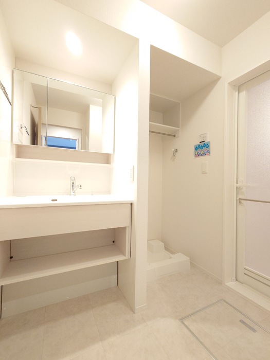 洗面設備　ミラーキャビネット付き洗面化粧台、洗濯機置場