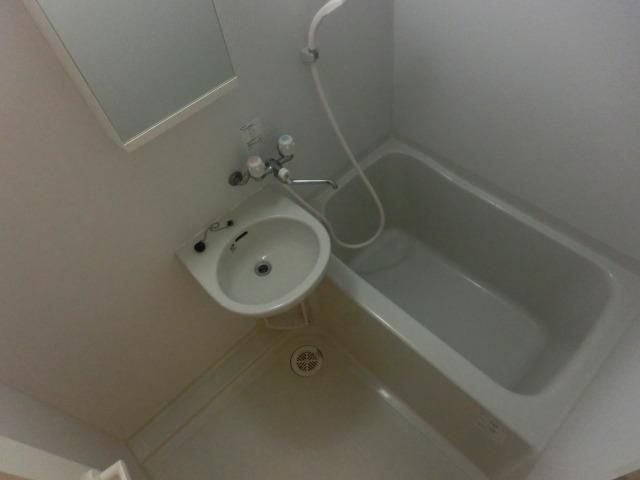 バス・シャワールーム　清潔感のあるバスルームです