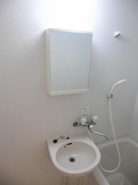 洗面設備　鏡付きの洗面台です