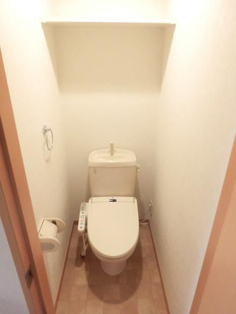 トイレ　温水洗浄便座付きです