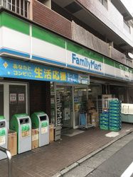 コンビニ　ファミリーマート 目黒青葉台三丁目店（コンビニ）まで66m
