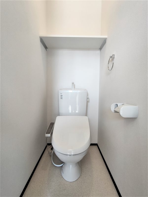 トイレ　温水洗浄便座付きのトイレです。