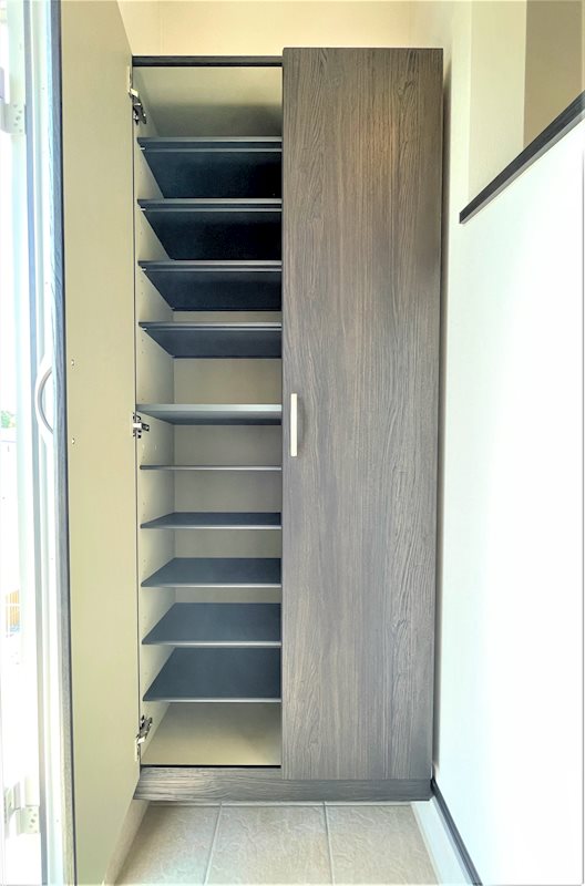 玄関　玄関にはたっぷり収納できる下駄箱