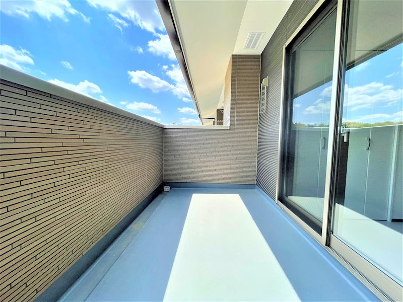 バルコニー　広々としたバルコニーは風通しも良さそうです。