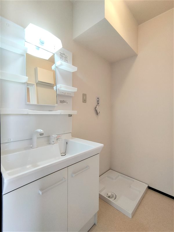 洗面設備　独立洗面化粧台の横には洗濯用防水パン