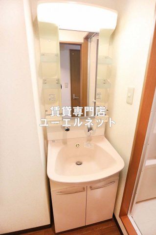 洗面設備　清潔感ある独立洗面台で毎日気持ちよく♪